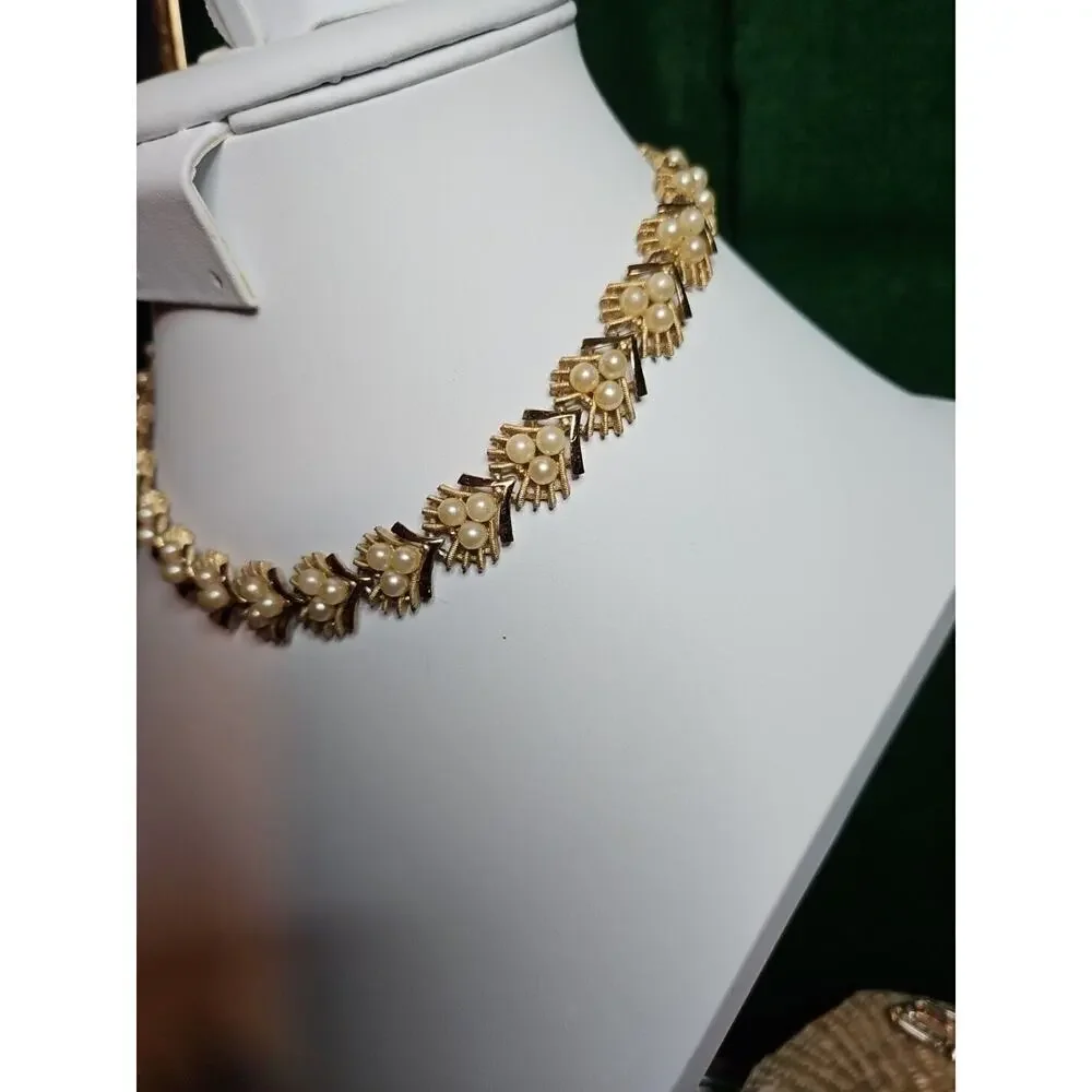 VINTAGE CROWN TRIFARI SIGNED FAUX PEARL BRUSHED AND GOLD TONE NECKLACE - Picture 5 of 13